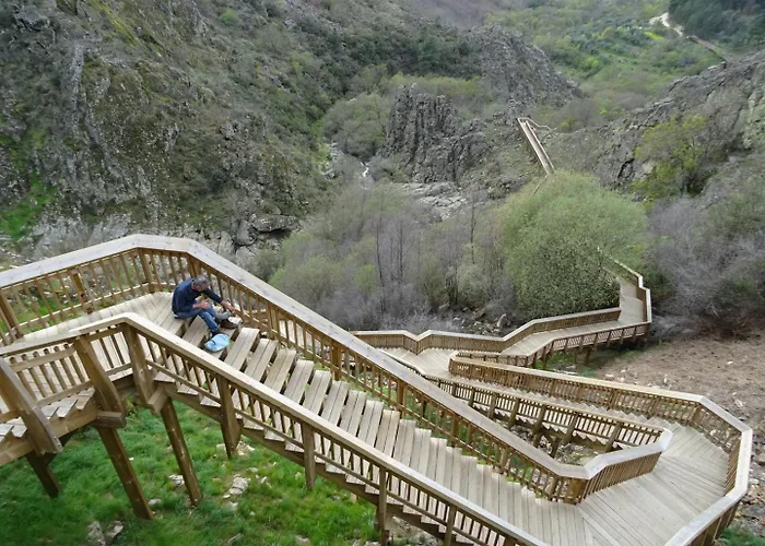 Hébergement de vacances Four Seasons Private Pool Huge Palace Mesquitela