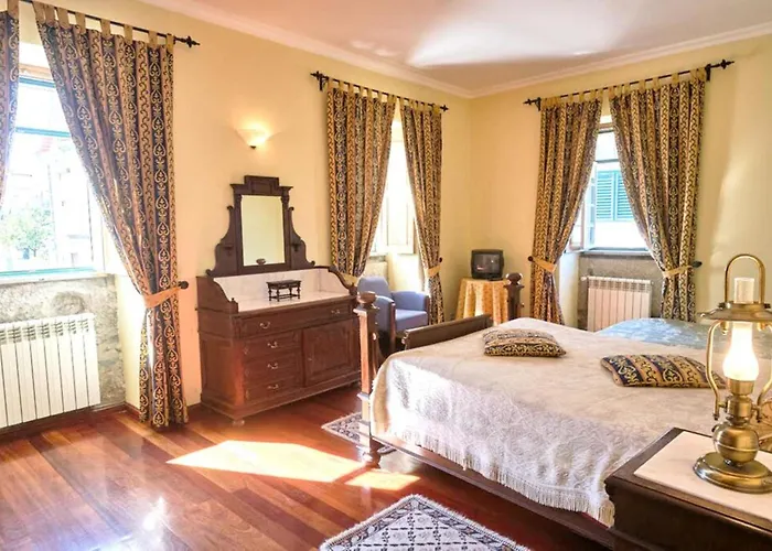 Four Seasons Private Pool Huge Palace Hébergement de vacances Mesquitela