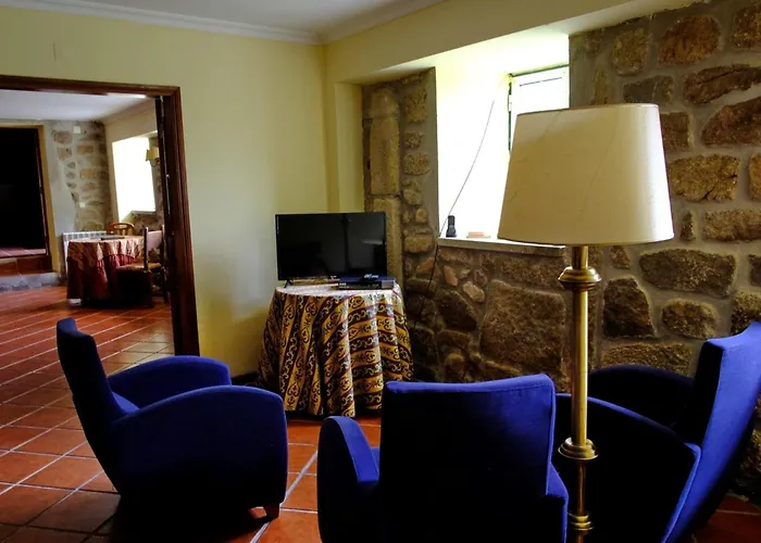 Four Seasons Private Pool Huge Palace Hébergement de vacances *