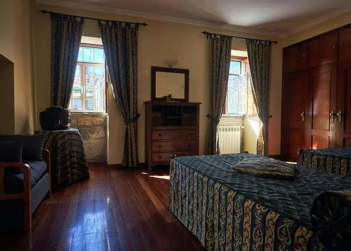 Four Seasons Private Pool Huge Palace Hébergement de vacances Mesquitela