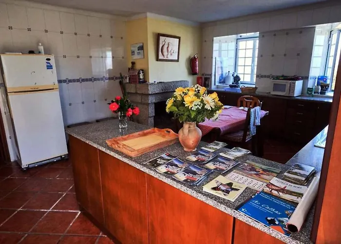 Hébergement de vacances Four Seasons Private Pool Huge Palace Mesquitela